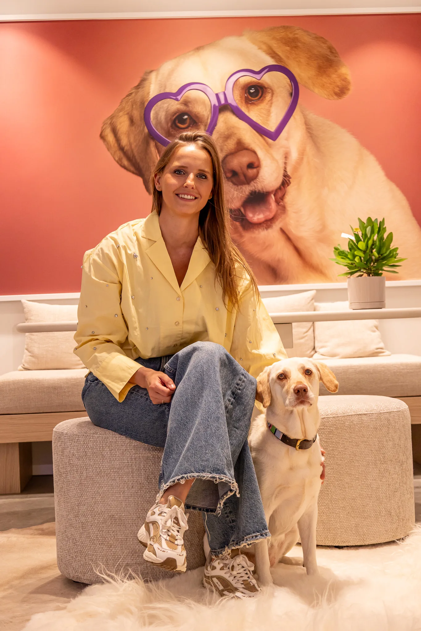 Anaïs en optiekhond Mabel voor het grote schilderij van Mabel met hartjesbril