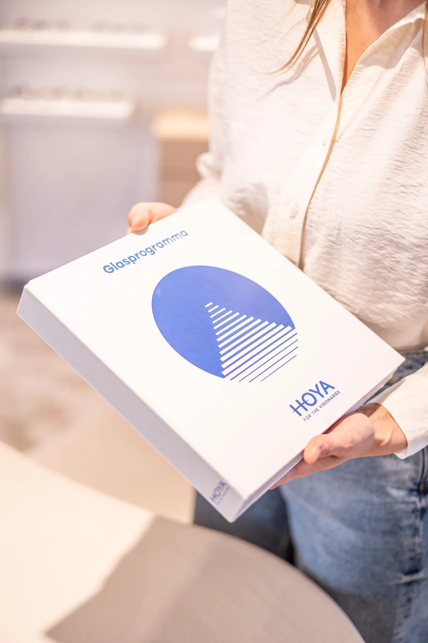 Anaïs toont de brillenglazencatalogus van HOYA